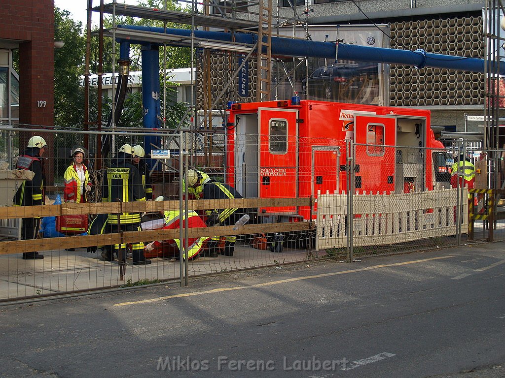 Arbeiter abgestuerzt Koeln Severinstr nahe Einsturzstelle Archiv P42.JPG